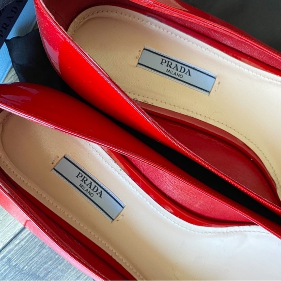 NWT Prada Red Patten Leather Ballet Flats Rounded Toe Gold Buckle Size 41.5 - Picture 13 of 14
